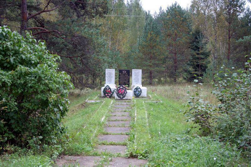 Памятник погибшим слушателям и преподавателям бронетанковых курсов