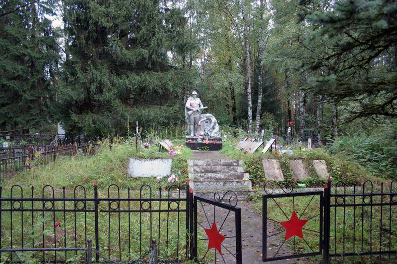 Братская могила советских воинов, погибших в борьбе с фашистами, в которой похоронен Герой Советского Союза Д. С. Молодцов
