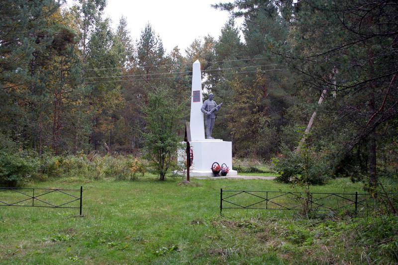 Братская могила советских воинов и Ленинградцев, погибших в годы Великой Отечественной войны