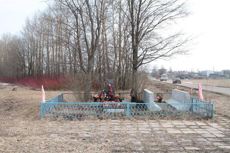 Братская могила советских воинов, погибших в борьбе с фашистами, в которой похоронен Герой Советского Союза В.И.Вересов