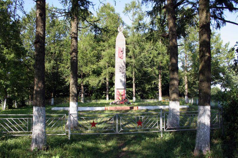 Памятник-обелиск воинам 30 гвардейского корпуса, отличившимся в боях при ликвидации блокады Ленинграда в январе 1944 года (место соединения 19 января 1944 г. воинов 2-й ударной и 42-й армий)