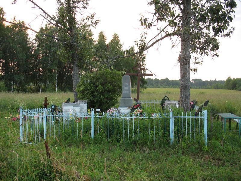 Братская могила советских воинов и ополченцев Кировского завода, погибших в борьбе с фашистами
