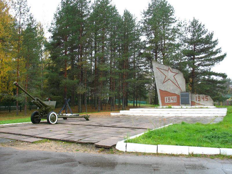 Памятник курсантам и офицерам училища