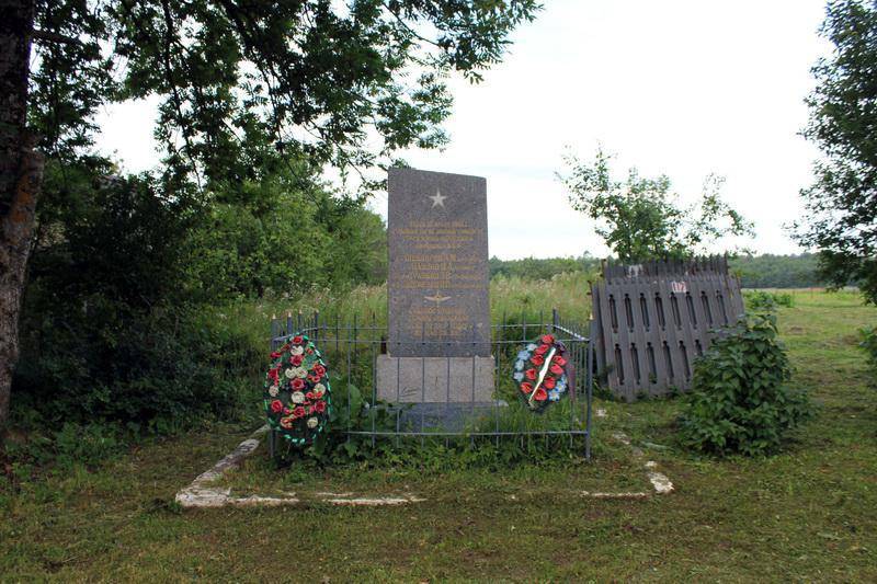 Место гибели летчиков краснознаменного балтийского флота А.М.Шевлягина, В.А.Павлова и других. Установлен памятный знак