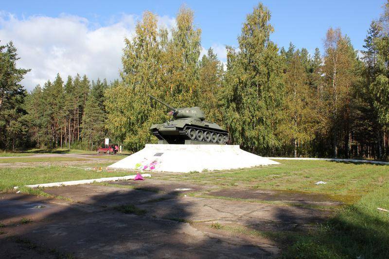 Памятник-стелла, установленный на месте, откуда в декабре 1941 года началось наступление советских войск по освобождению г.Тихвина от немецко-фашистских захватчиков