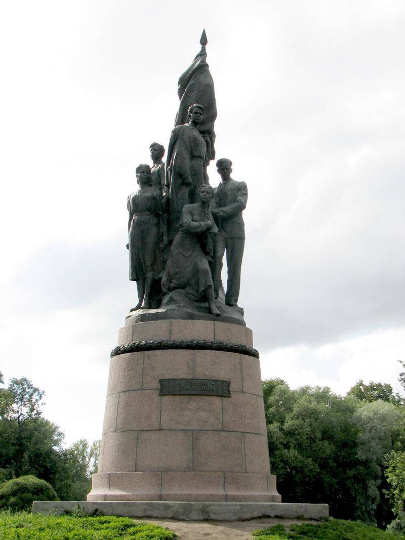 Памятник героям подпольной организации "Молодая Гвардия"