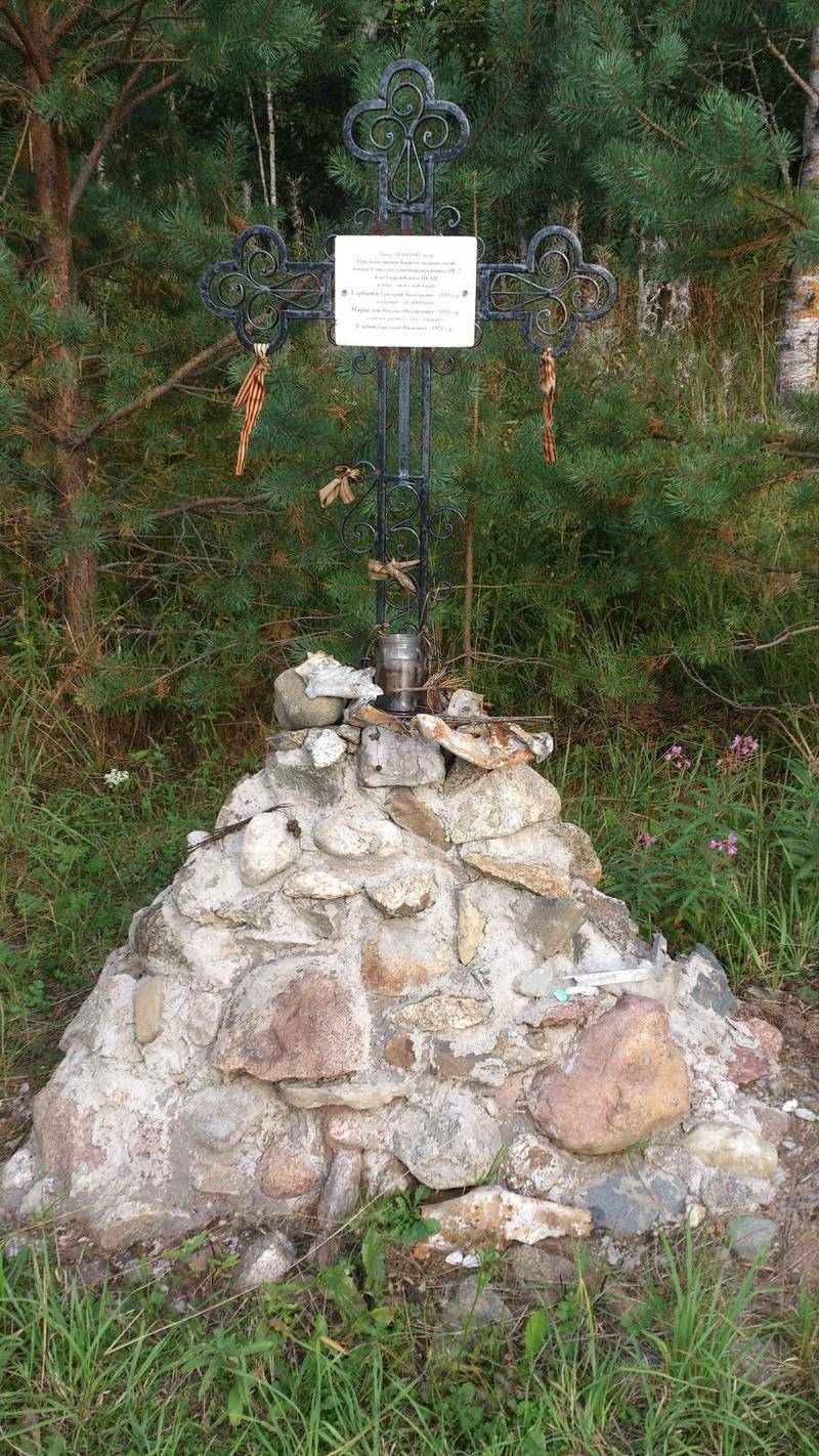 Памятный знак на месте гибели экипажа бомбардировщика Пе-2