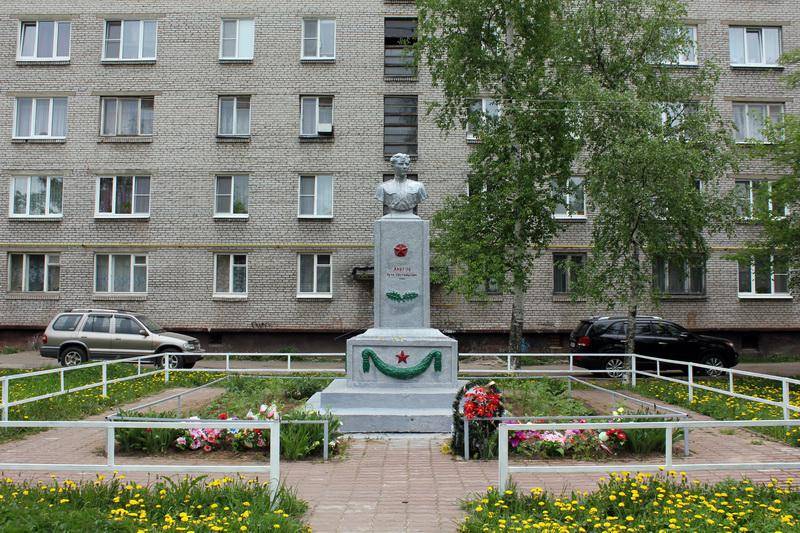 Памятник Лаврову П.Е., Герою Советского Союза