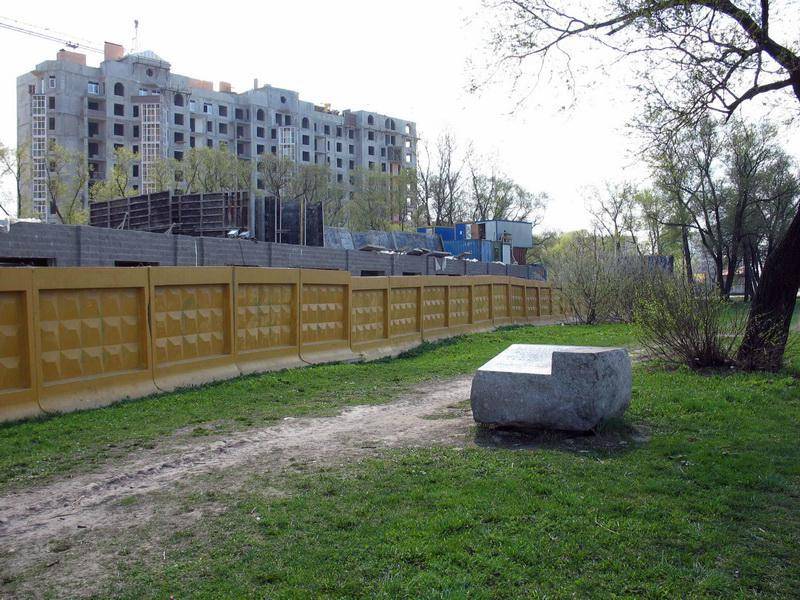Закладной камень на месте сооружения памятника Жукову Г. К.