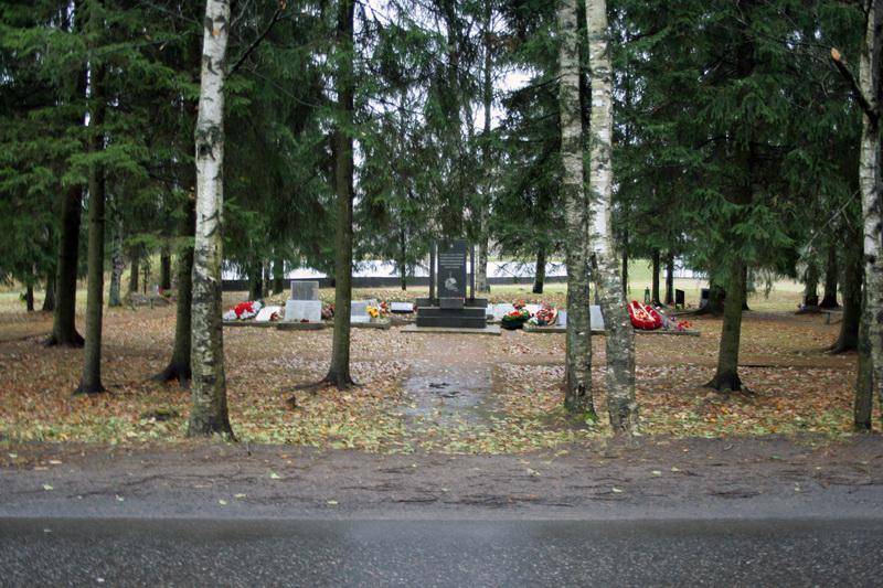 Братское кладбище советских воинов, погибших в борьбе с фашистами, среди которых похоронен Герой Советского Союза Д. Е. Оскаленко