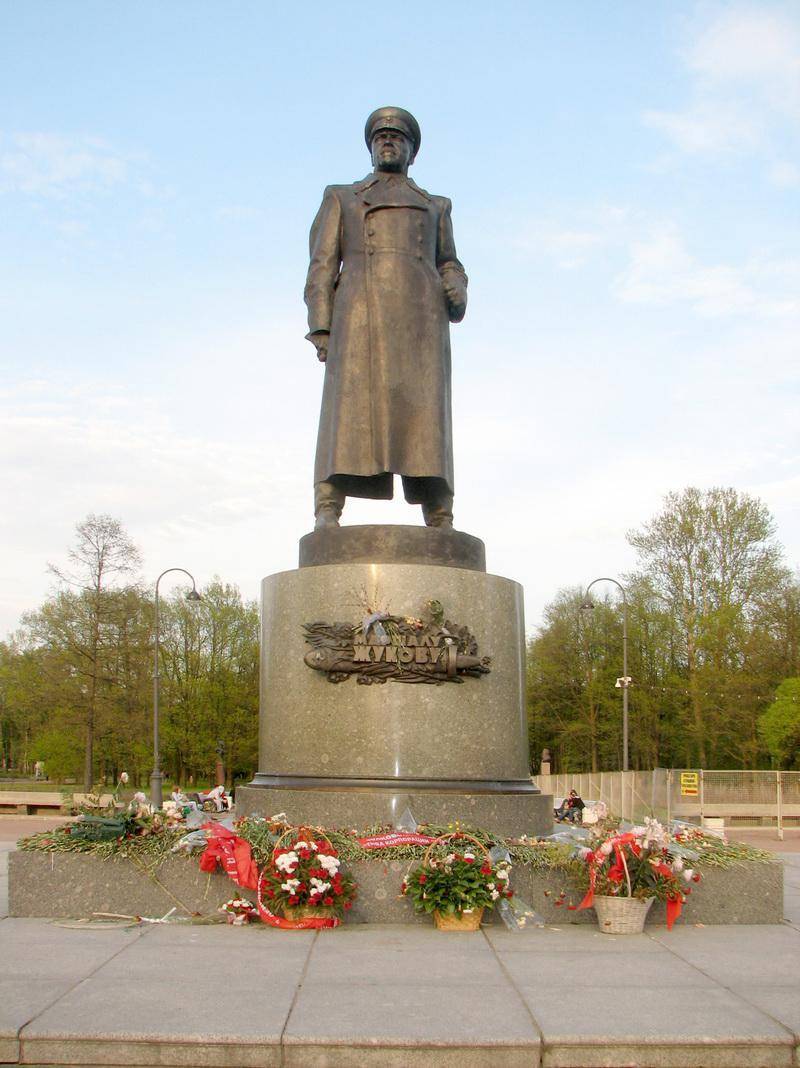 Памятник Жукову Г.К., четырежды Герою Советского Союза