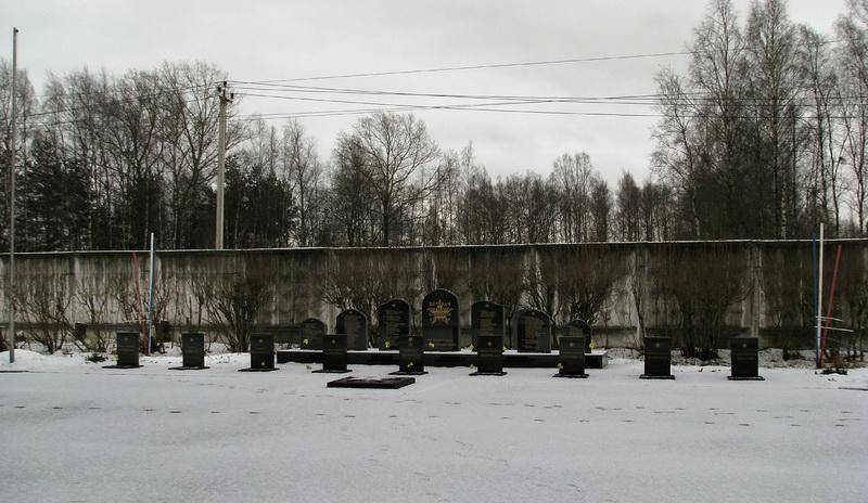Братское кладбище советских воинов, погибших в борьбе с фашистами, среди которых похоронен Герой Советского Союза Л. З. Муравицкий