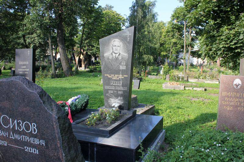 Могила Ракова В. И., дважды Героя Советского Союза