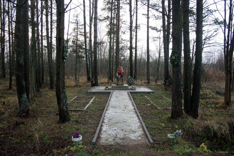 Братская могила рабочих торфопредприятия, погибших при заготовке топлива для блокадного Ленинграда