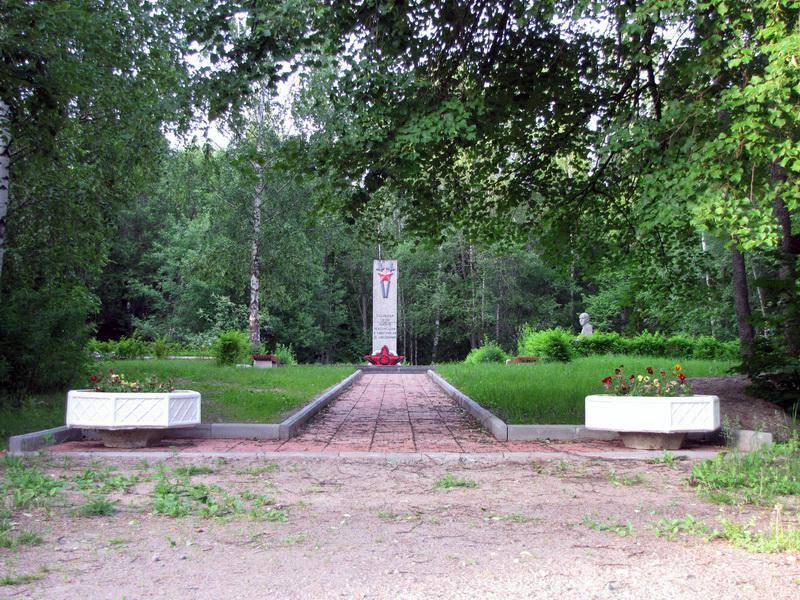 Братская могила красноармейцев и советских воинов, погибших в годы гражданской, Cоветско-финляндской и Великой Отечественной войн