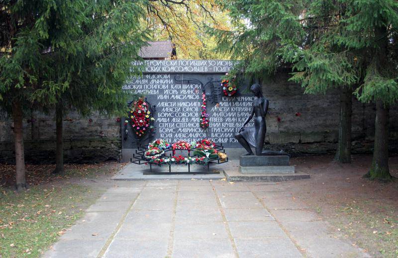 Памятное место, где в 1942 г. немецко-фашистскими оккупантами были расстреляны 25 героев-комсомольцев