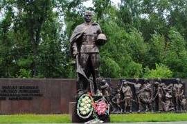 Мемориал Боевой славы с Вечным огнем, стелой, скульптурой воина, братским кладбищем советских воинов