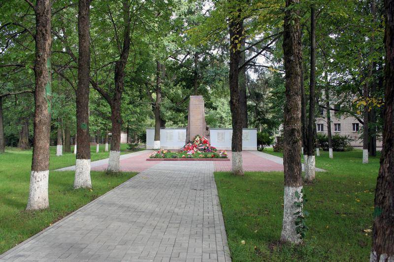 Братская кладбище советских воинов и местных жителей, погибших в фашистском концлагере