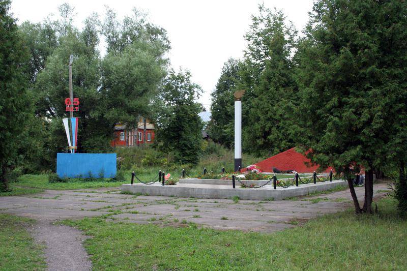 Братская могила советских людей и советских разведчиков, погибших от рук фашистов