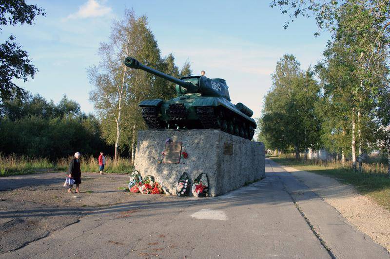 Танк, установленный в честь воинов-танкистов