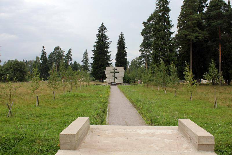 Памятник погибшим советским патриотам