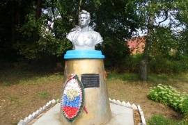 Памятник дважды Герою Советского Союза генералу армии Черняховскому И.Д.