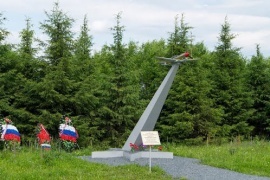 Памятный знак летчикам-истребителям и техникам 27-го запасного авиационного полка. Сокольский район, около Кадникова