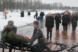 На Пискаревском мемориальном кладбище почтили память жертв блокады Ленинграда
