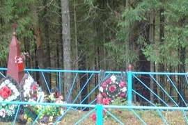 Братская могила 2-х воинов, погибших на разъезде во время бомбёжки воинского эшелона.   разъезд Рядчино