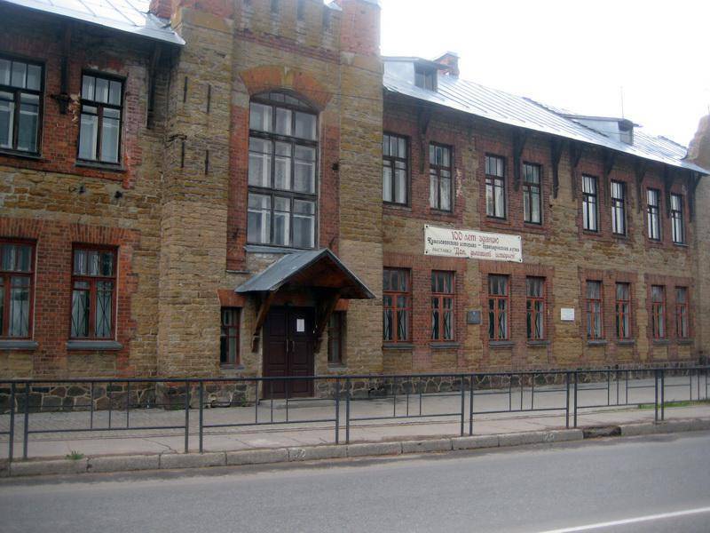 Здание, где учился в школе Герой Советского Союза А.А.Иванов