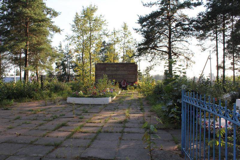 Братское кладбище советских воинов, погибших в борьбе с фашистами, где похоронены Герой Советского Союза М.П.Галкин и начальник артиллерии 4-й армии П.А.Окунев