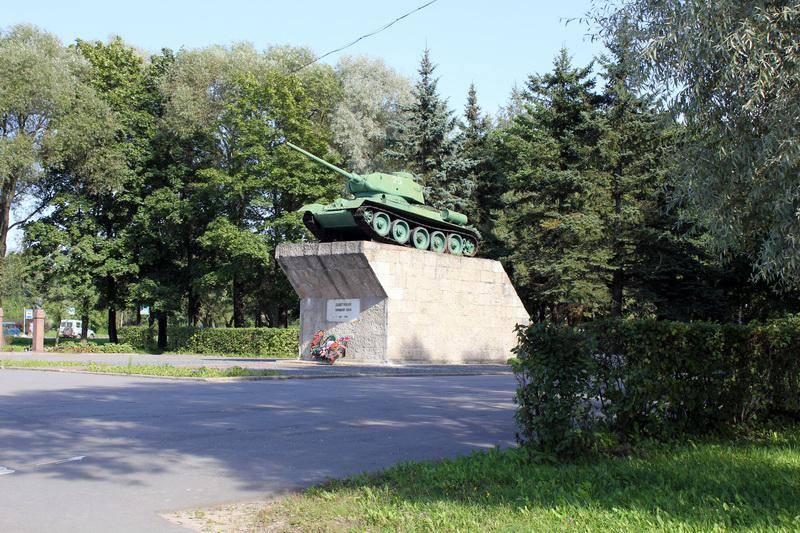 Танк, установленный в честь воинов-танкистов, сражавшихся на киришской земле в 1941 и 1943 гг.