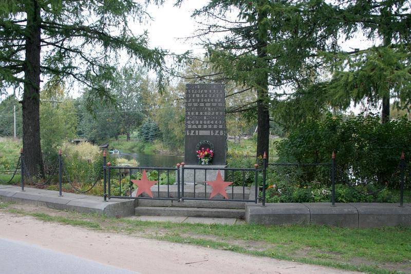 Стела на "Дороге жизни". Мемориал в память обороны города в 1941-1944 гг. "Зеленый пояс славы Ленинграда"