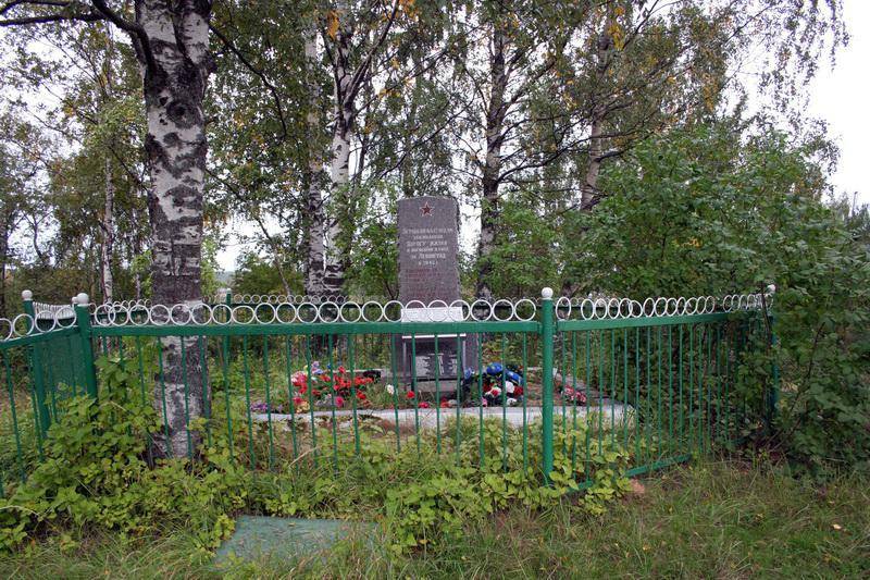 Братская могила летчиков-балтийцев, погибших в борьбе с фашистами