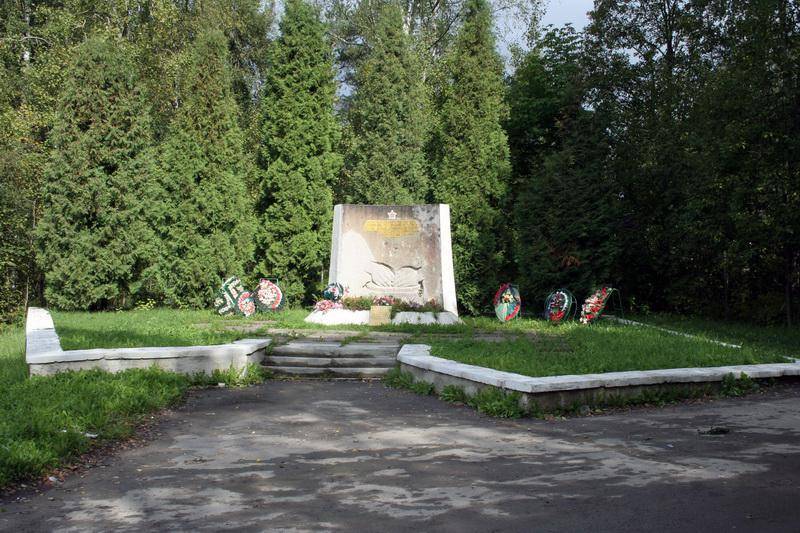 Братская могила воинов-минеров, погибших при разминировании района