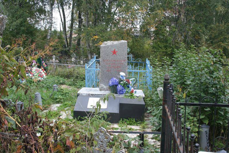 Братская могила советских воинов, погибших в борьбе с фашистами