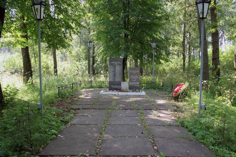 Братская могила советских воинов, погибших в борьбе с фашистами, в которой похоронен Герой Советского Союза П.А.Бринько