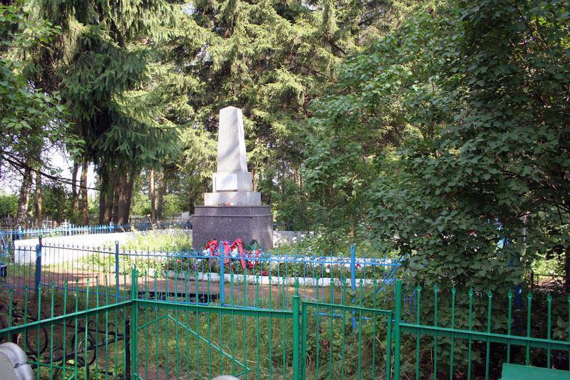 Братская могила советских воинов, погибших в борьбе с фашистами, в которой похоронен П.С.Зубков, закрывший своим телом амбразуру фашистского дзота