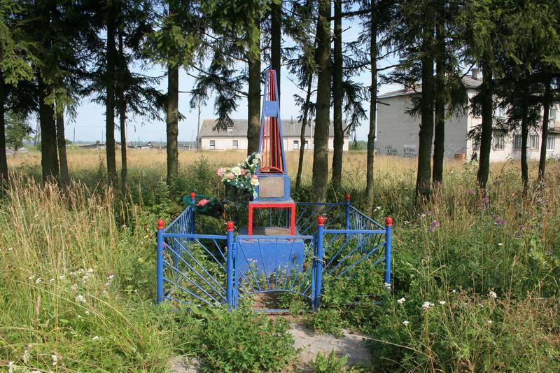 Место, где погиб Герой Советского Союза Т.В.Федоров, подорвавший орудие врага. Установлен памятный знак