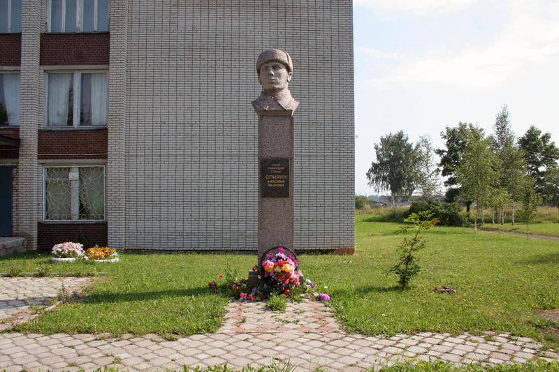 Памятник Спирину А.И., Герою Советского Союза