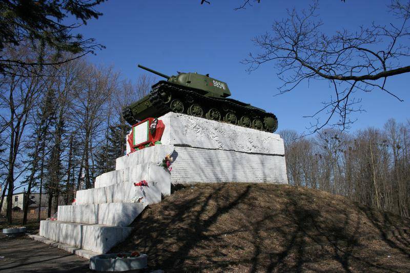 Памятник советским танкистам, отличившимся в боях за г.Ленинград в 1944 году