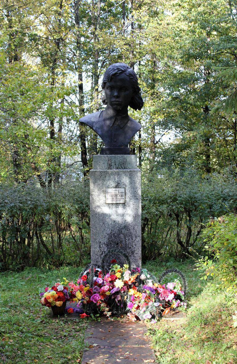 Памятник Гнаровской В. О., Герою Советского Союза