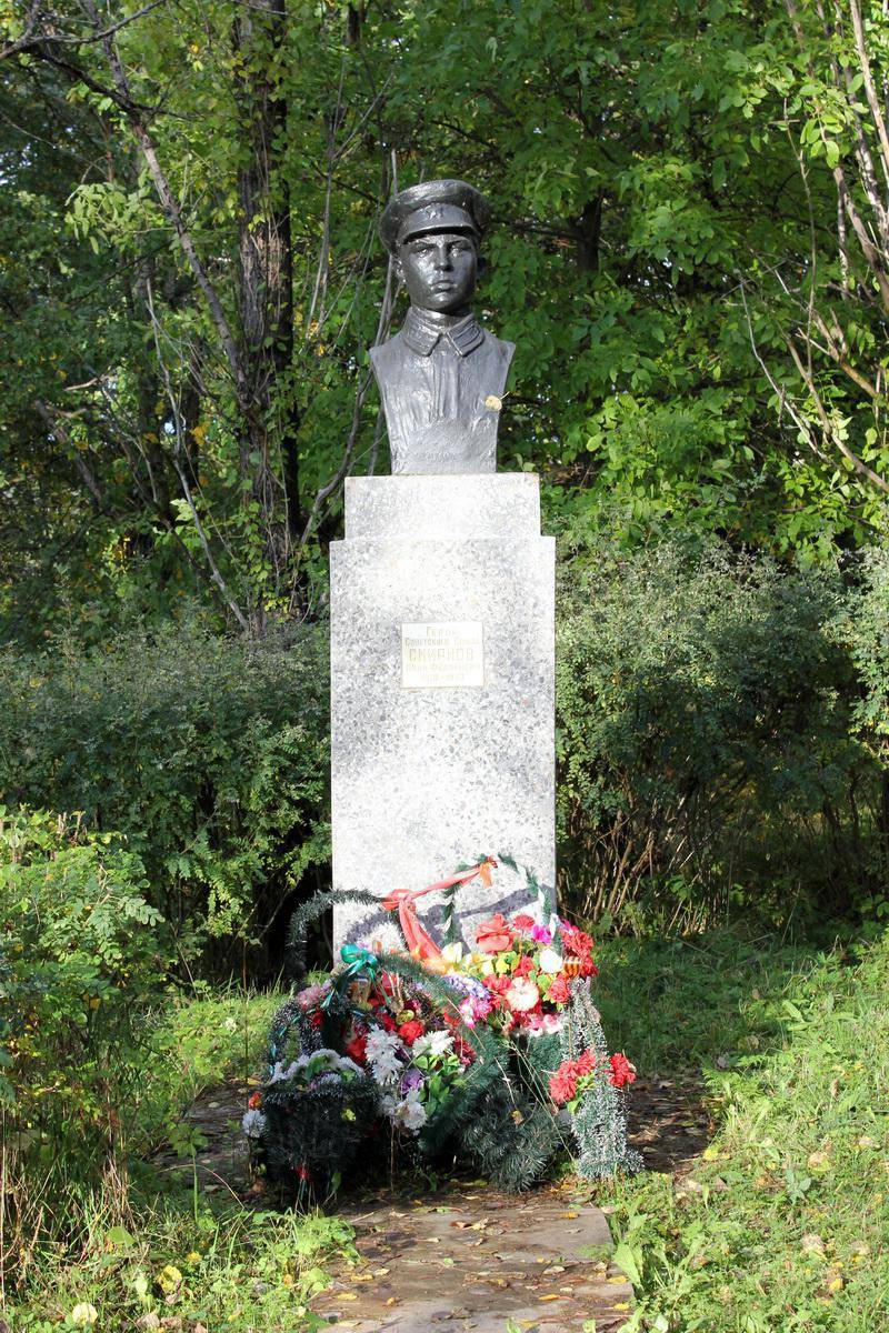 Памятник Смирнову И.Ф., Герою Советского Союза