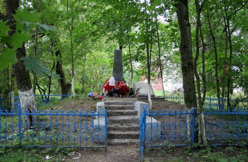 Братская могила красноармейцев и советских воинов, погибших в гражданскую и Великую Отечественную войны