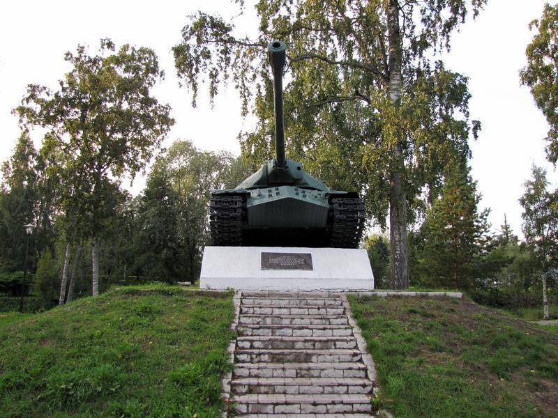 Памятник воинам-освободителям (ИС-3 и ИСУ-152)