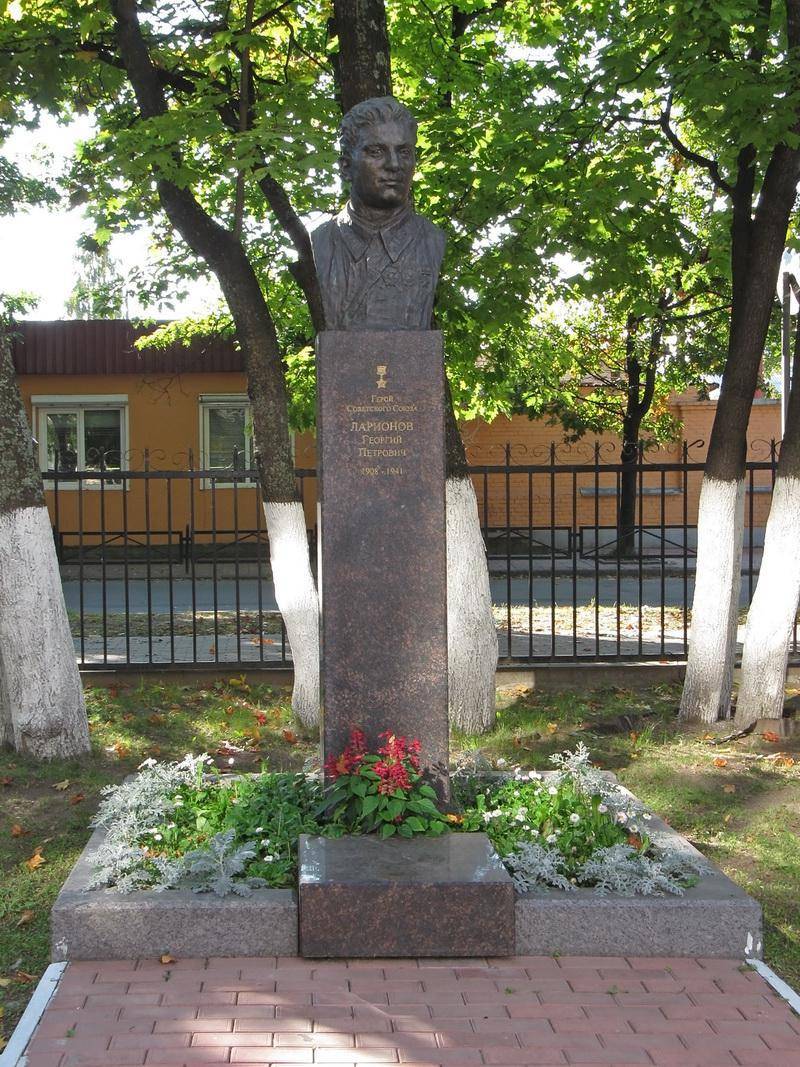 Памятник Ларионову Г. П., Герою Советского Союза