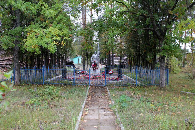 Братская могила советских воинов, погибших в борьбе с фашистами, в которой похоронен Герой Советского Союза А.Г.Ястребов