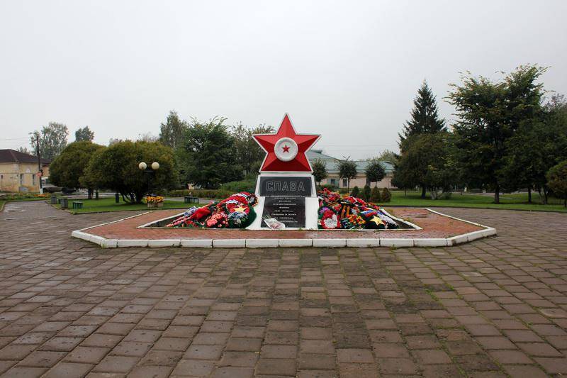 Памятник-стелла "Слава Героям" советским воинам, освободившим в декабре 1941 года г.Тихвин от немецко-фашистских захватчиков