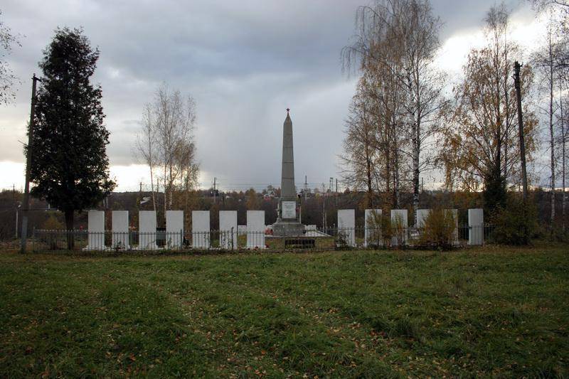Братская могила советских воинов, погибших в борьбе с фашистами, в которой похоронен Герой Советского Союза Туйчи Эрджигитов