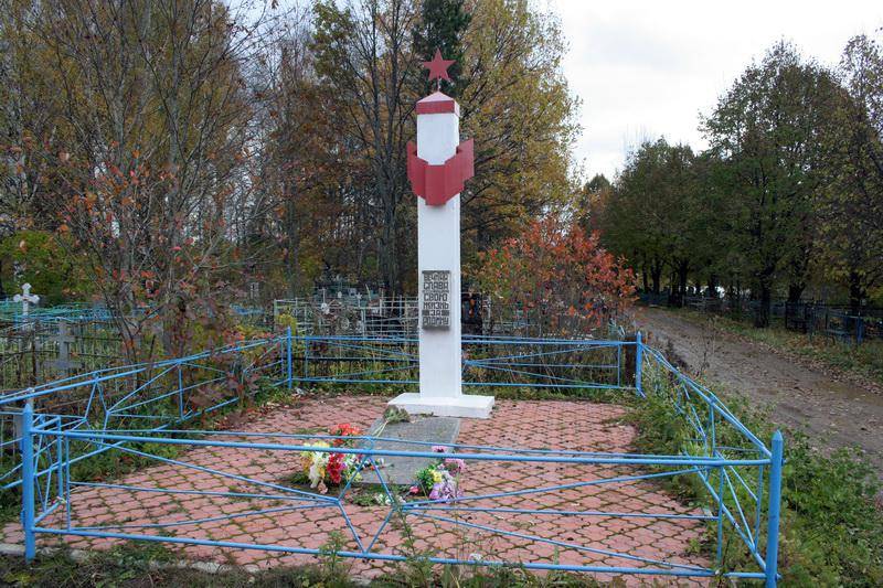 Братская могила местных жителей, казненных фашистами за связь с партизанами